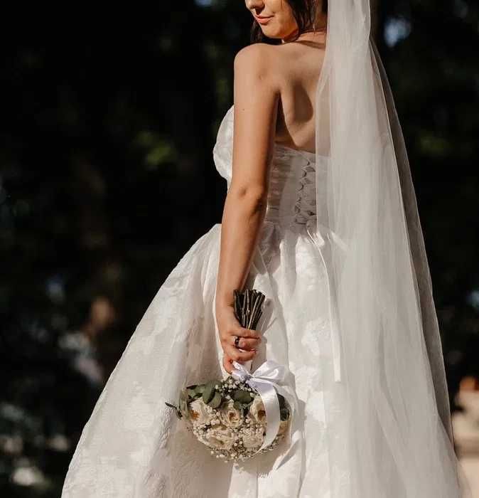 Rochie de mireasa cu cerc inclus