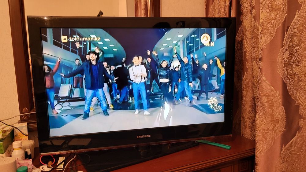 SAMSUNG телевизор 107 диагональ