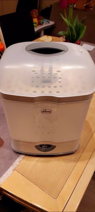 Стерилизатор за шишета chicco.