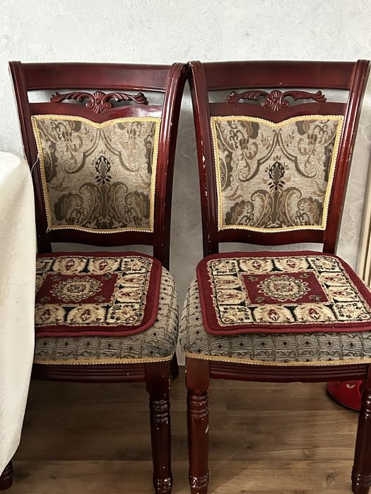 Стол и  шесть стулья