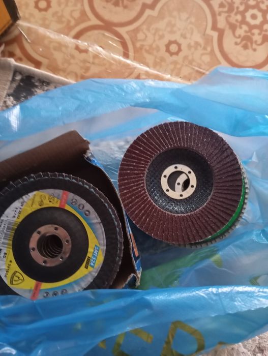 Продам болгарку DeWalt