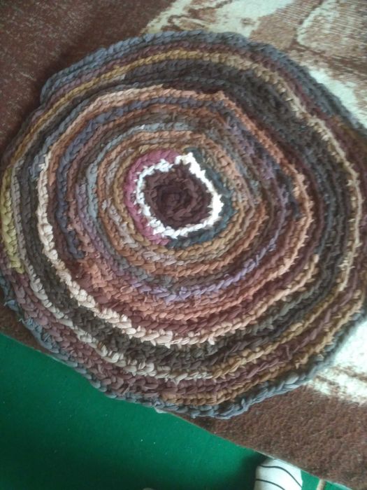 Коврик вязаный косичкой
