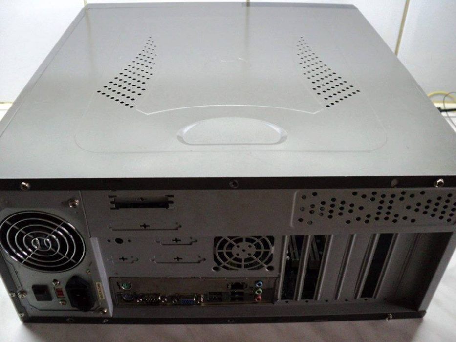 Unitate PC Tower AsRock Carcasa Tower Deluxe Placa: AsRock G31M-S