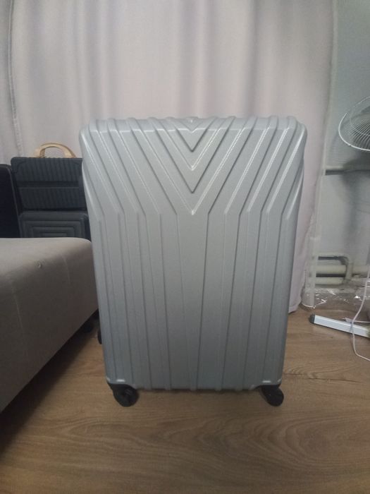 Новый серый чемодан размер L — для аэропорта и путешествий