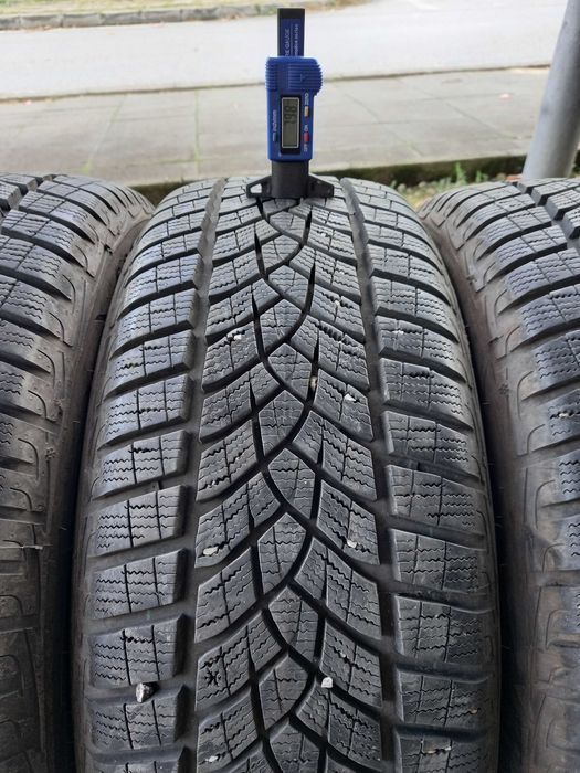 215/55 R17 GOODYEAR UltraGrip