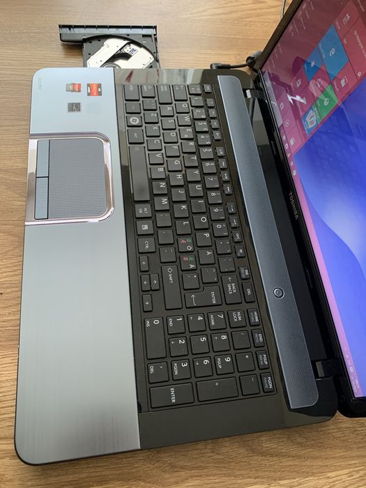 Laptop Toshiba display mare 17,3 led,250gb mem,4gb ram,cu incarcator.