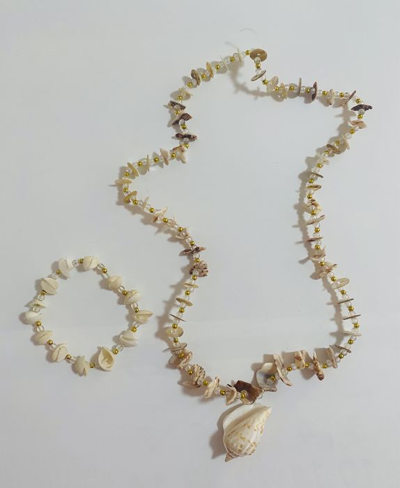 Colier și brățară din scoici.