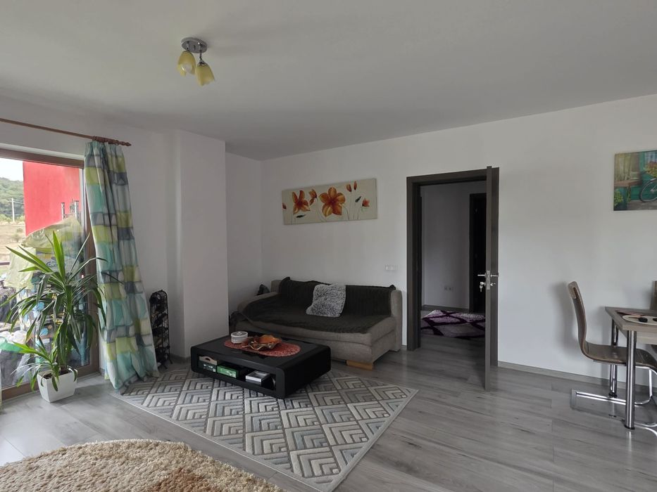 Închiriez apartament cu două camere pe termen lung în Green Rezidence  cu loc de parcare inclus.