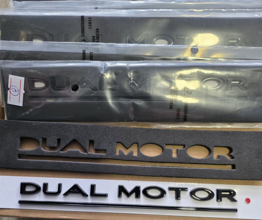 Черна емблема за Тесла Tesla Dual Motor
