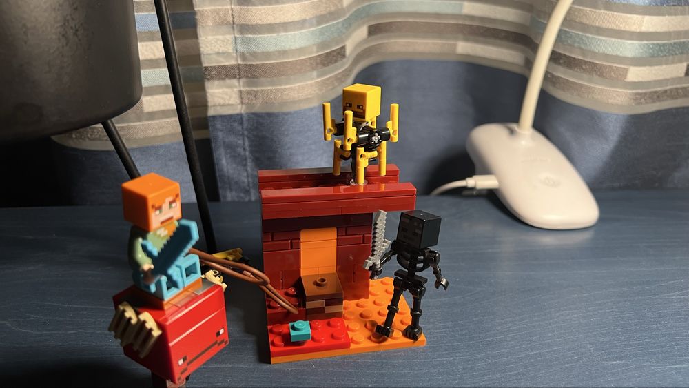 Set Lego 21266 Minecraft batalie in Nether