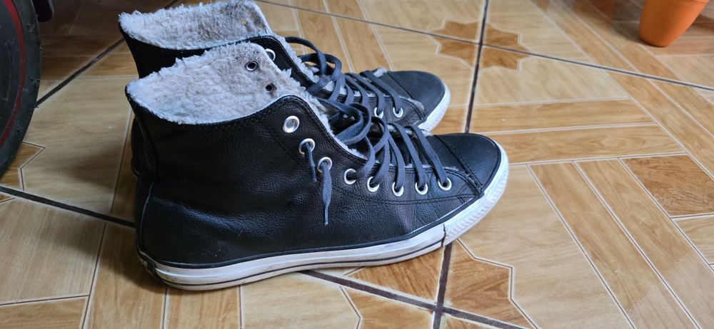 Vând teniși converse