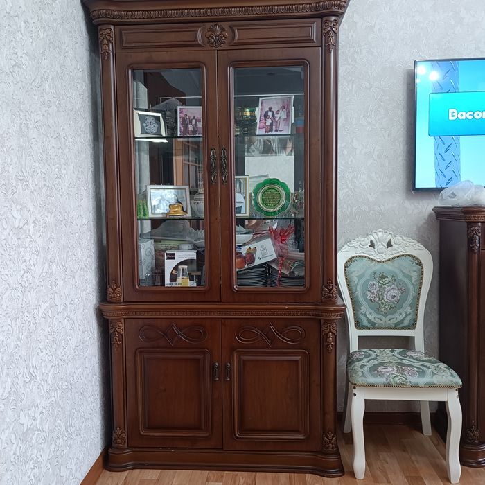 Продается мебель тумба и сервант.