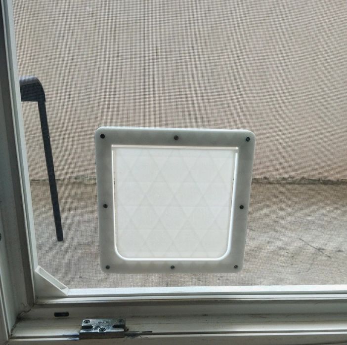 Ușă pentru pisici, cu fixare în plasă