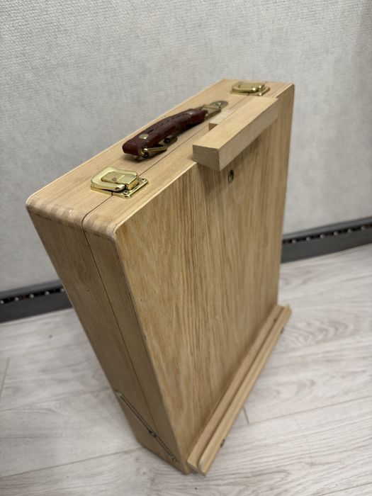 Мольберт для холста, чемодан