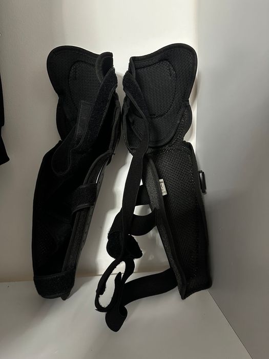 Genunchiere moto Dainese – Protecții genunchi/tibie – CE – stare foarte bună