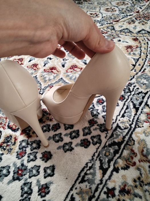 Новые туфли на высоком каблуке