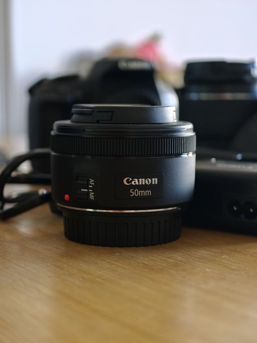 Canon EOS 2000D + 18-55mm + 50mm f/1.8, 3 baterii și trepied