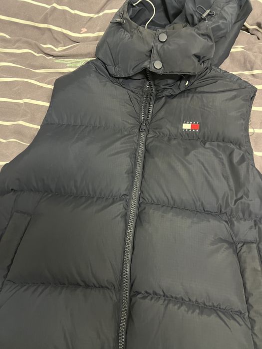 Vand vesta de la tommy jeans , a fost purtata maxim de 10 ori !