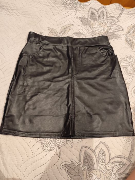 Кожена черна пола!