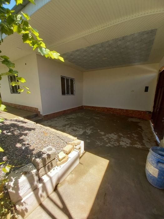 Срочно продается участок в Чирчике 1 азочик 6 соток 3 ком и пристройка