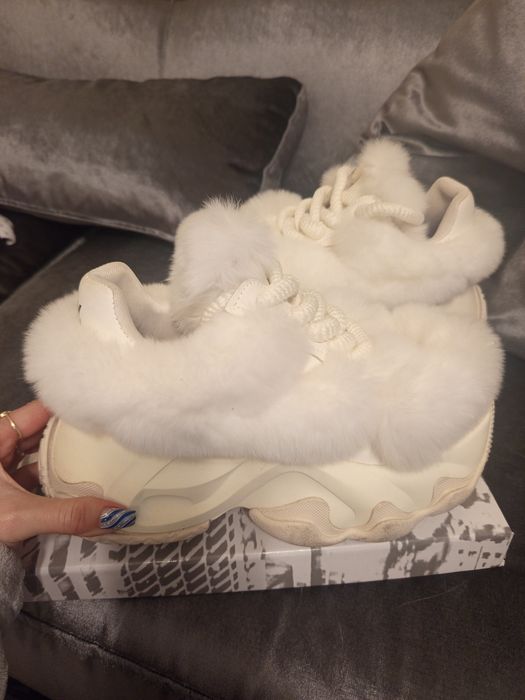 Уникални бутикови пухени бели маратонки