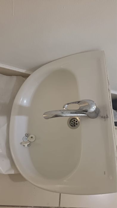 Двери, унитаз, раковина