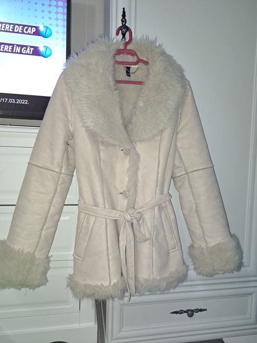 Haina blana sintetica