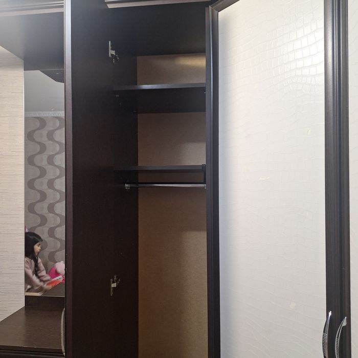 Срочно продам угловой шкаф