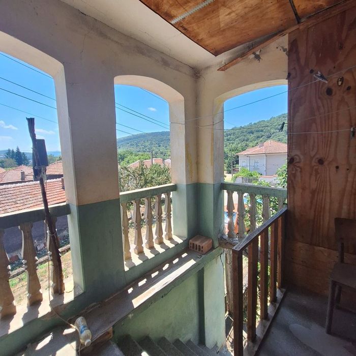 Къща в с. Пещерна! Спокойна и озеленена среда!