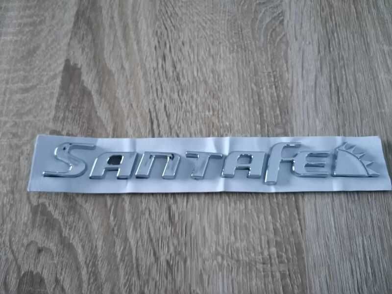сребрист надпис Hyundai Santa fe