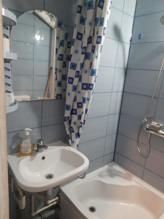 Închiriez apartament, garsoniera.