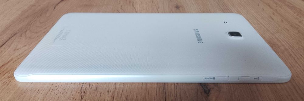 Таблет SAMSUG Galaxy Tab E SM-T561