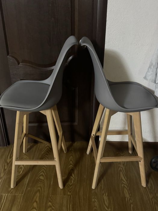 Стулья и столы.