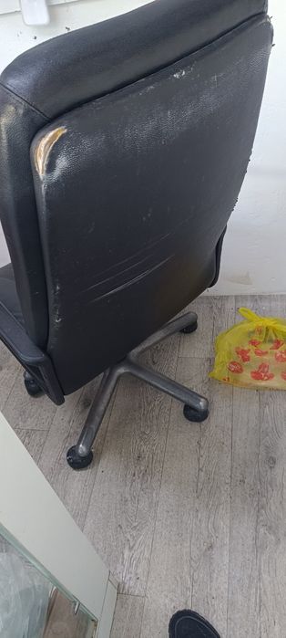 Кожаное кресло продам