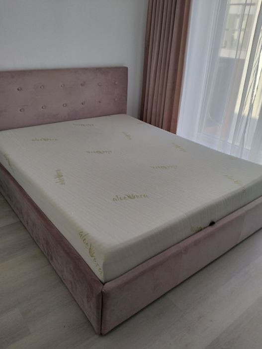 Vând pat tapițat 1'6m