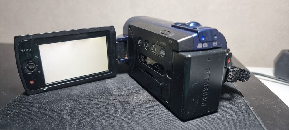 Продам цифровую видеокамеру Саммсунг