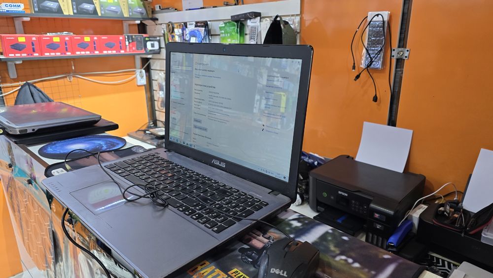 Notebook sotiladi Asus