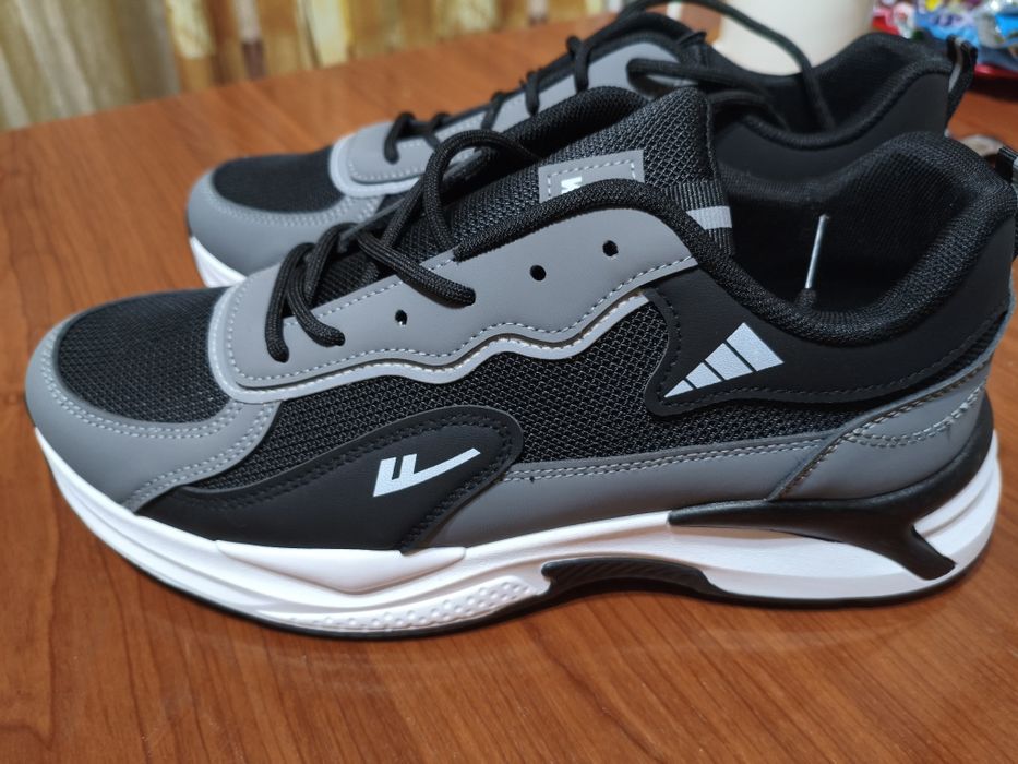 Продам мужские кроссовки