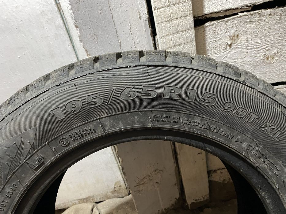 Продам комплект зимних шин 195/65/15