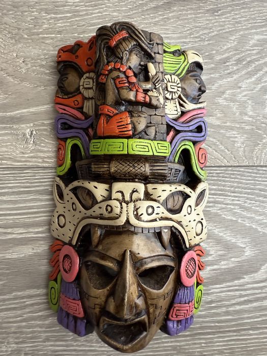 Масивна дървена маска на Маите
