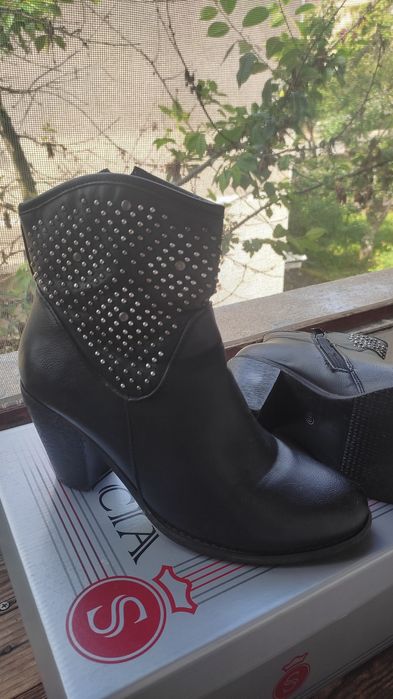 Дамски боти на висок ток с капси