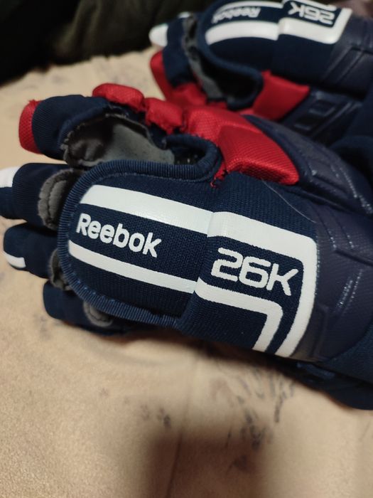 Перчатки и коньки хоккейные