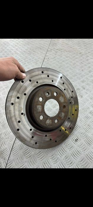 Дупчени спирачни дискове 320мм и апарати.