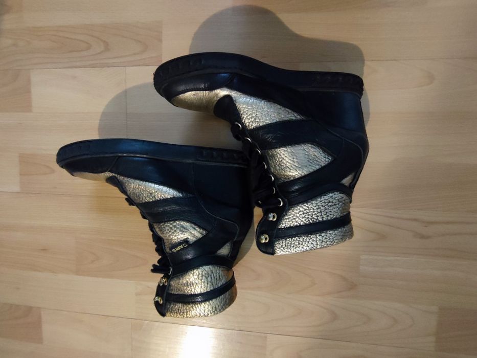 Продавам дамски боти спортни