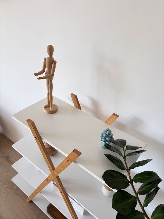 Etajeră / corp de mobilier cu rafturi albe și structură din lemn