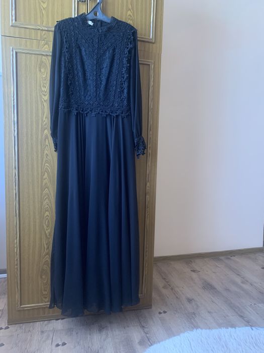 Платье кружевное.