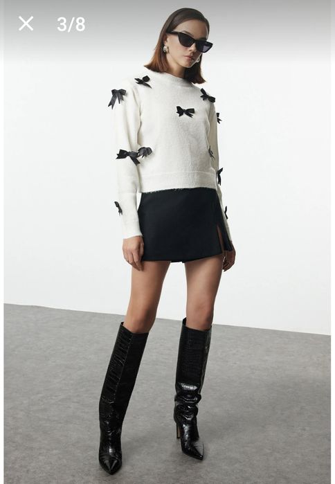 Бял пуловер с панделки