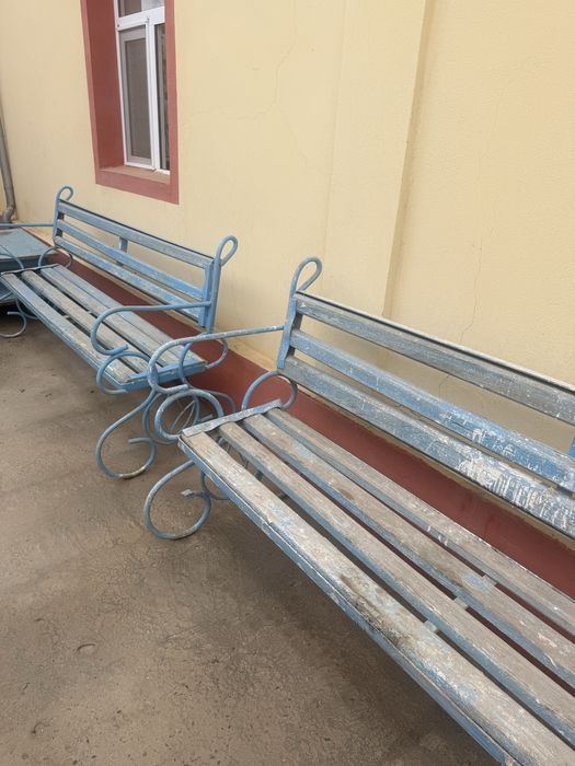 Российский  оғир металдан ясалган,холати яхши 2 та скамейка сотилади