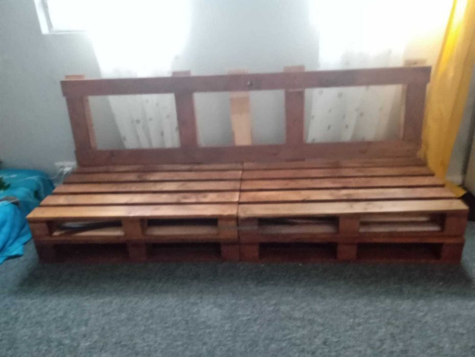Titlu la anunt: Canapea de lemn din paleti