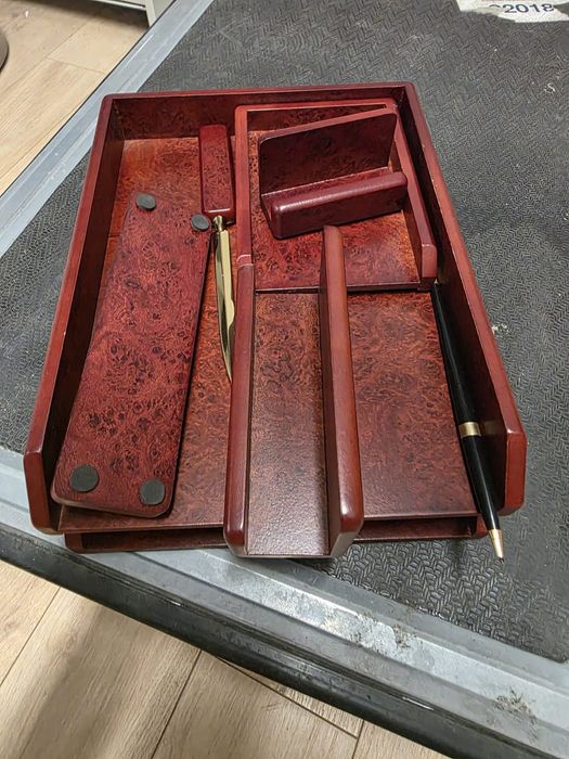 Set complet accesorii birou managerial / lux – aspect lemn de nuc